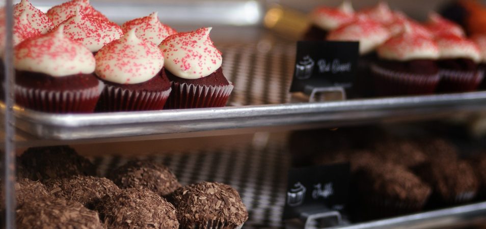 Cupcakes on trays at Hey Cupcake, a bakery in Austin, Texas.