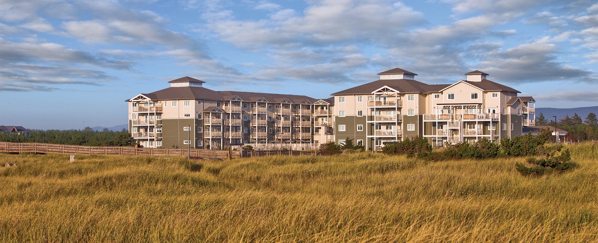 WorldMark Long Beach, a timeshare resort in Long Beach, Washington, surrounded by grassy fields and mountains.